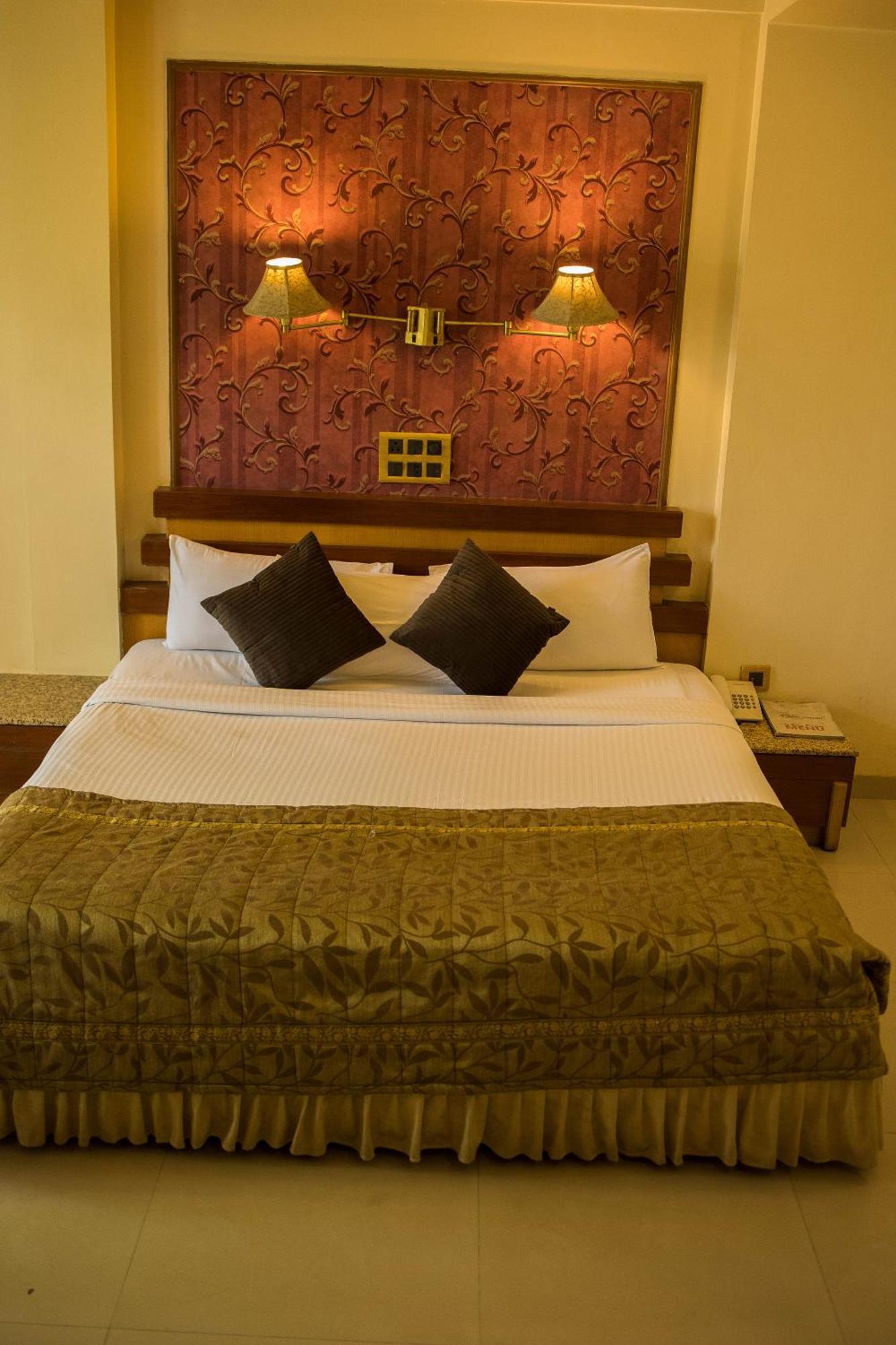 Hotel Deccan Royaale, Shivajinagar Пуна Экстерьер фото